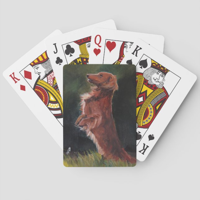 Teckel se reposant vers le haut des cartes de jeu (dos)