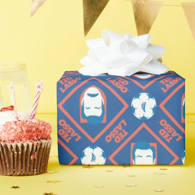 Ted Lasso | Face and Ball Diamond Pattern Geschenkpapier (Geburtstagsparty)