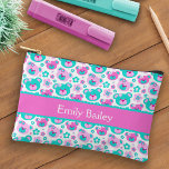 Teddy Bär gemustert rosa Aqua Name Bleistift Fall Zubehörtasche<br><div class="desc">Niedliches personalisiertes Rosa,  grünes blaues Wasser,  weißes gemustertes Beutel,  ein Teil des niedlichen Teddybären Gesichtern Bereich. Anpassen mit Ihrem eigenen Namen liest Emily Bailey derzeit. Ein perfektes Geschenk für Teddybären-Liebhaber,  die zur Schule oder auf Ausflügen mitnehmen. Original-Grafik und Design von Sarah Trett,  exklusiv für www.mylittleeden.com</div>