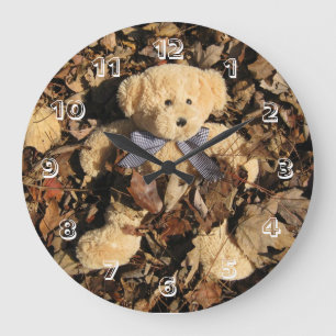 Teddy-Bär und ein großer Stapel des Blätter Große Wanduhr