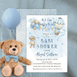 Teddy Bear Balloons Boy Bearly Wait Baby Dusche Einladung<br><div class="desc">Niedliches Baby-Duschdesign mit einem Teddybär mit einer blauen Bogen-Krawatte, die auf einer Seite an einem Ballon hängt und auf der rechten Seite einen Blumenstrauß trägt. Zwischen den beiden Ballons hängen Jagdfahnen, die die Worte "Wir können frühzeitig warten!" unterstützen. Wolken und Sterne auf blauem Aquarell runden das Design ab. Zurück ist...</div>