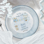 Teddy Bear Balloons Boy Bearly Wait Baby Dusche Pappteller<br><div class="desc">Niedliches Baby-Duschdesign mit einem Teddybär mit einer blauen Bogen-Krawatte,  die auf einer Seite an einem Ballon hängt und auf der rechten Seite einen Blumenstrauß trägt. Zwischen den beiden Ballons hängen Jagdfahnen. Wolken und Sterne auf blauem Aquarell runden das Design ab. Composite Design von Holiday Hearts Designs.</div>