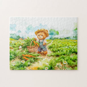 Teddy Bear erntet Karotten auf einem Feld