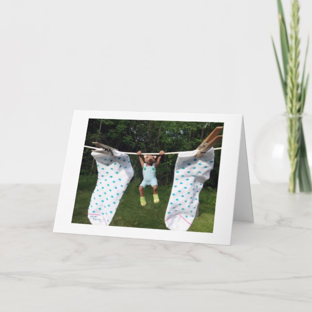 Teddy Bear in Socken auf einer Kleiderreihe Karte (Vorderseite)