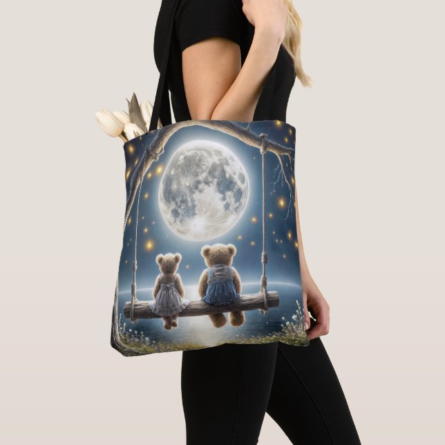 Teddy Bears auf einer Schaukel im Mondlicht Tasche (Von Nahem)