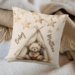 Teddy-Teepe-beige-braune Sterne Boho-Kinderzimmer Kissen<br><div class="desc">Erleben Sie den gemütlichen Charme Ihres Kinderzimmers mit unserem Personalisierten Vintagen Teddy Bar Kinderzimmer Kissen. Dieses bezaubernde Kissen mit einem glücklichen, lächelnden Teddybär, der in einem Boho-Stil Teepee vor einem weichen beigen Hintergrund und Sternen sitzt und ein Gefühl von Wärme und Nostalgie hervorruft, das perfekt für den Raum Ihres Kleinen...</div>
