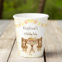 Teddy trägt eine Geburtstagsparty mit Picknick Pappbecher