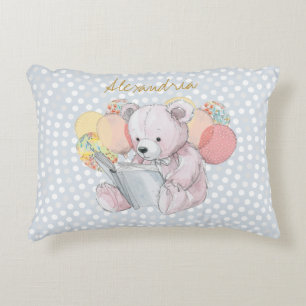 Teddybär beim Lesen eines Buches Baby in Blüte Dekokissen