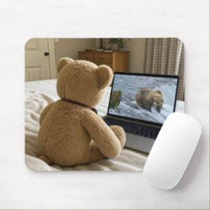 Teddybär beobachtet Grizzly auf Laptop Mousepad