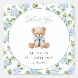 Teddybär, blaues Band, blaue Blumen, erster Geburt Quadratischer Aufkleber
