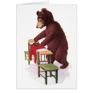 Teddybär bügelt Kleidung