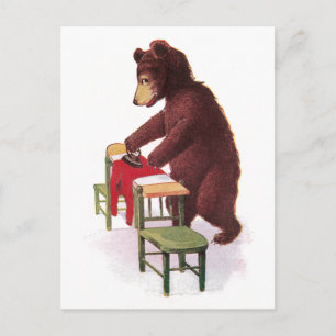Teddybär bügelt Kleidung Postkarte