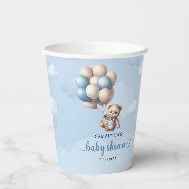 Teddybär, der von den blauen Himmelsballons abstei Pappbecher (Rückseite)
