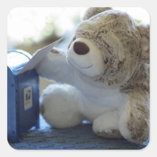 Teddybär verschickt einen Brief 2 Quadratischer Aufkleber