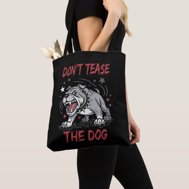 Tee den aggressiven Hund nicht an. Tasche (Von Nahem)