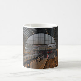 Tee oder Kaffee - King's Cross Station London. Kaffeetasse
