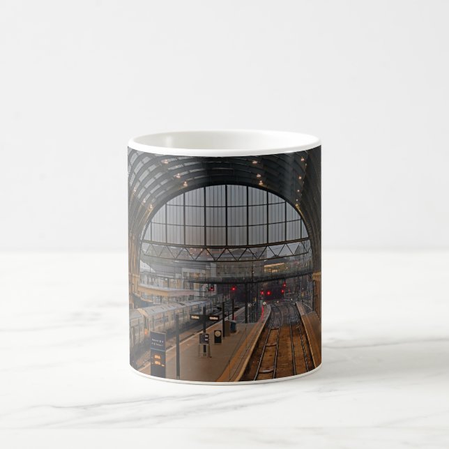 Tee oder Kaffee - King's Cross Station London. Kaffeetasse (Mittel)