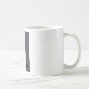 Teebeutel hängt in einer Tasse