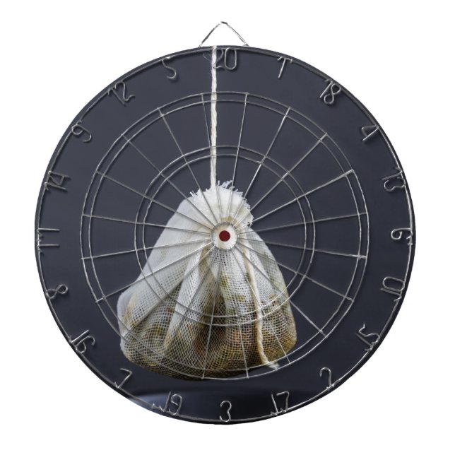 Teebeutel hängt in einer Tasse Dartscheibe (vorne)