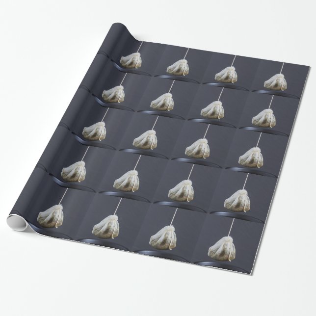Teebeutel hängt in einer Tasse Geschenkpapier (Ungerollt)