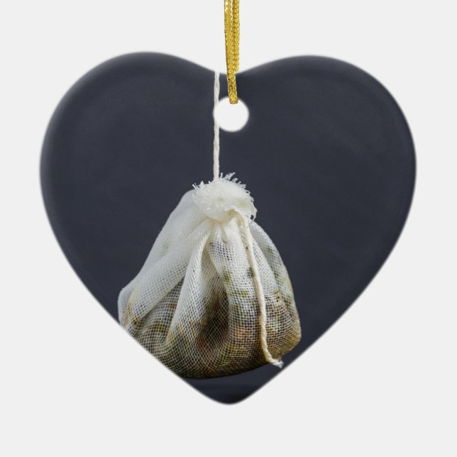 Teebeutel hängt in einer Tasse Keramikornament (Vorne)