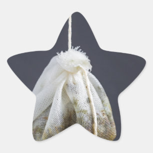 Teebeutel hängt in einer Tasse Stern-Aufkleber