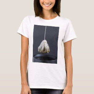 Teebeutel hängt in einer Tasse T-Shirt