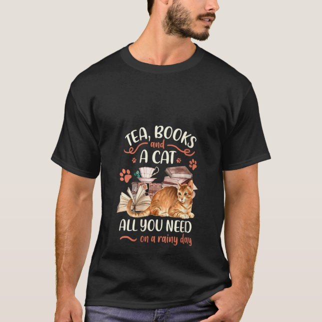 Teebücher und eine Katze, die man auf einem Regen  T-Shirt (Vorderseite)