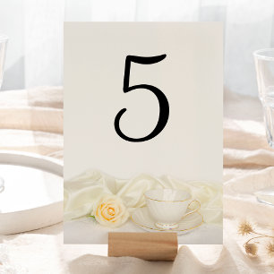 Teecup und Hochzeit mit weißer Rose Tischnummer