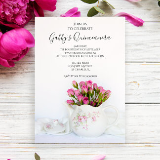 Teekanne gefüllt mit rosa Roses Quinceanera Party Einladung