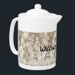 Teekanne mit Vintagem Spitzen-weißer Spitze<br><div class="desc">Teekanne mit Vintager Spitze in Beige auf einem weißen großen Topf. Dank Creative Fabrica für das Spitzendesign. Der Name auf dem Teekessel kann geändert werden.</div>