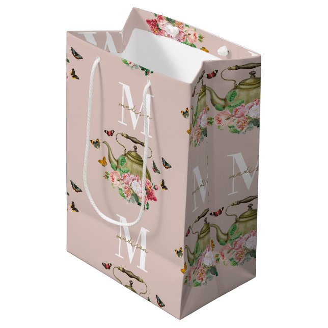 Teekanne Party Pink Floral & Butterfett Monogramm Mittlere Geschenktüte (Vorderseite Schrägansicht)
