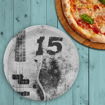 Teen Son Birthday Grunge Guitar Pappteller<br><div class="desc">Grunge Gitarre Teenager Geburtstagsfeier Teller. Grautöne mit großen Alterszahlen,  die entfernt werden können. Auf runden oder quadratischen Tellern ist eine Gitarre und ein grundierter Hintergrund gedruckt. Bowls werden ebenfalls angeboten. Ideal für die Geburtstagsfeier eines Teenagers.</div>