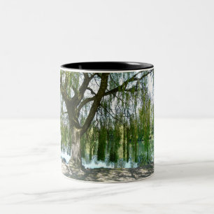 Teich durch den weinende Weide-Baum Zweifarbige Tasse
