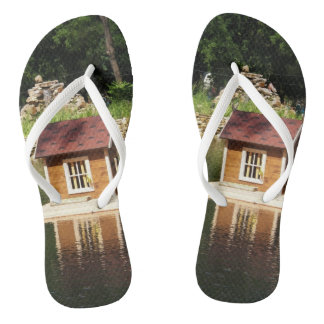 Teich mit Entenhaus und Alpenrutsche Flip Flops