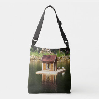 Teich mit Vogelhaus und Bergrutschbahn Tragetaschen Mit Langen Trägern