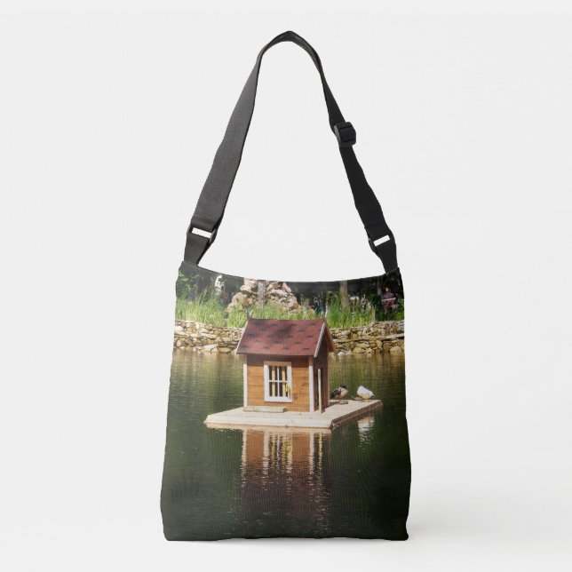Teich mit Vogelhaus und Bergrutschbahn Tragetaschen Mit Langen Trägern (Vorderseite)