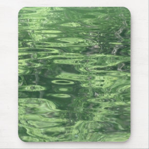 Teich-Reflexionen im Grün Mousepad