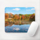 Teich umgeben von farbenprächtigen Laubbäumen Mousepad (Mit Mouse)