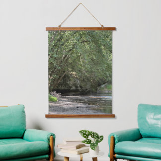 Teich unter dem hölzernen Baumtapet Wandteppich Mit Holzrahmen