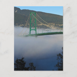 Teil der Lion's Gate Bridge mit einrollendem Nebel Postkarte