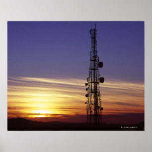 Telekommunikation bemastet am Sonnenuntergang Poster