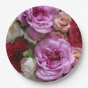 Teller aus Blumenpapier mit Rose und Pfannkuchen