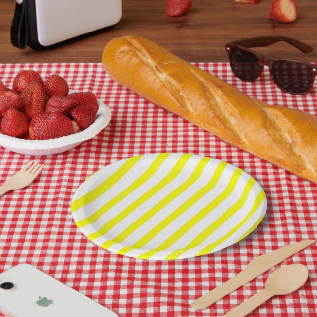 Teller aus gelbem und weißem Streifen (Picknick)