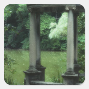 Tempel der Liebe im Old Westbury Gardens Quadratischer Aufkleber