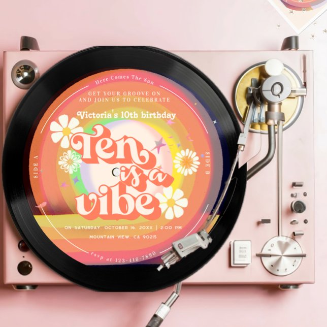Ten ist ein Vibe Groovy Retro Vinyl Rainbow Daisy Einladung (Von Creator hochgeladen)
