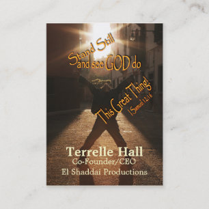 Tenez le carte de visite immobile