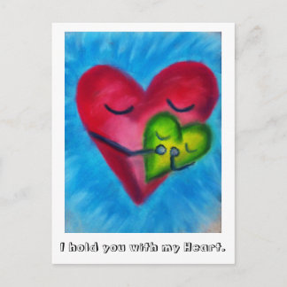 Tenir avec la carte postale du coeur