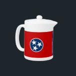 Tennessee State Flag Teapot<br><div class="desc">Fügen Sie Ihrer Teestunde eine Touch Tennessee Stolz hinzu mit unserem exklusiven Teekessel mit Tennessee-Fahne! Dieser Teekessel, der Eleganz und Staatsstolz verbindet, ist mehr als nur ein Getränkeserver, er ist eine Feier des reichen Erbes und der kulturellen Bedeutung von Tennessee. Das auffallende Design zeigt die berühmte Tennesseeflagge, was diese Teekanne...</div>