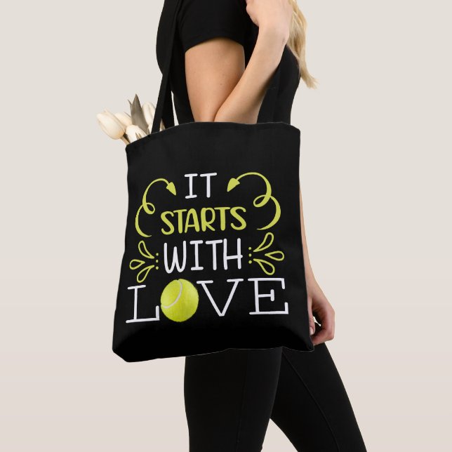 Tennis beginnt mit Liebe für Tennisspieler Tasche (Von Nahem)